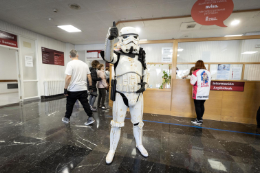 Fotos de la visita de los personajes de Star Wars a los pacientes de HUN con motivo de la campaña “La fuerza contra el cáncer”