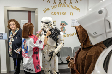 Fotos de la visita de los personajes de Star Wars a los pacientes de HUN con motivo de la campaña “La fuerza contra el cáncer”
