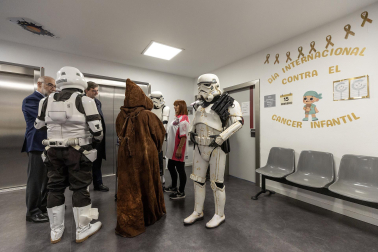 Fotos de la visita de los personajes de Star Wars a los pacientes de HUN con motivo de la campaña “La fuerza contra el cáncer”