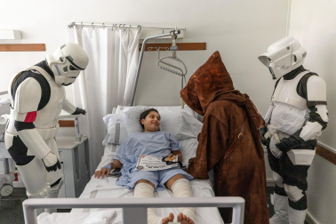 Fotos de la visita de los personajes de Star Wars a los pacientes de HUN con motivo de la campaña “La fuerza contra el cáncer”