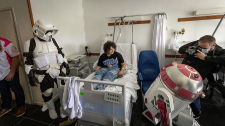 Fotos de la visita de los personajes de Star Wars a los pacientes de HUN con motivo de la campaña “La fuerza contra el cáncer”