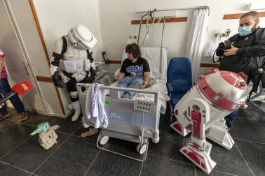 Fotos de la visita de los personajes de Star Wars a los pacientes de HUN con motivo de la campaña “La fuerza contra el cáncer”