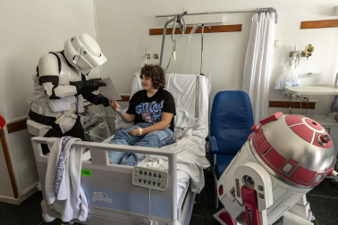 Fotos de la visita de los personajes de Star Wars a los pacientes de HUN con motivo de la campaña “La fuerza contra el cáncer”