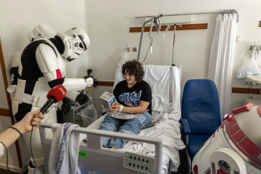 Fotos de la visita de los personajes de Star Wars a los pacientes de HUN con motivo de la campaña “La fuerza contra el cáncer”