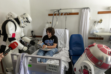 Fotos de la visita de los personajes de Star Wars a los pacientes de HUN con motivo de la campaña “La fuerza contra el cáncer”