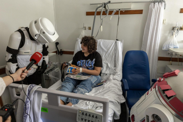 Fotos de la visita de los personajes de Star Wars a los pacientes de HUN con motivo de la campaña “La fuerza contra el cáncer”