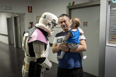 Fotos de la visita de los personajes de Star Wars a los pacientes de HUN con motivo de la campaña “La fuerza contra el cáncer”
