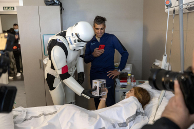 Fotos de la visita de los personajes de Star Wars a los pacientes de HUN con motivo de la campaña “La fuerza contra el cáncer”