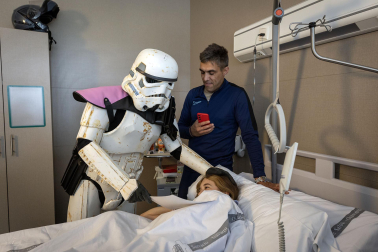 Fotos de la visita de los personajes de Star Wars a los pacientes de HUN con motivo de la campaña “La fuerza contra el cáncer”