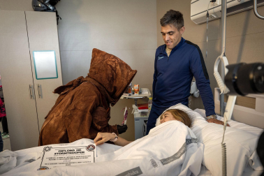 Fotos de la visita de los personajes de Star Wars a los pacientes de HUN con motivo de la campaña “La fuerza contra el cáncer”
