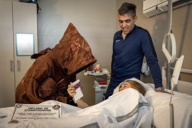 Fotos de la visita de los personajes de Star Wars a los pacientes de HUN con motivo de la campaña “La fuerza contra el cáncer”