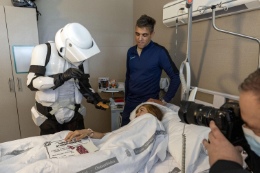 Fotos de la visita de los personajes de Star Wars a los pacientes de HUN con motivo de la campaña “La fuerza contra el cáncer”