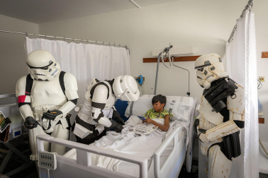 Fotos de la visita de los personajes de Star Wars a los pacientes de HUN con motivo de la campaña “La fuerza contra el cáncer”