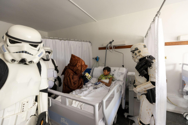 Fotos de la visita de los personajes de Star Wars a los pacientes de HUN con motivo de la campaña “La fuerza contra el cáncer”