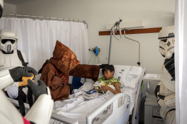 Fotos de la visita de los personajes de Star Wars a los pacientes de HUN con motivo de la campaña “La fuerza contra el cáncer”