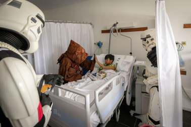Fotos de la visita de los personajes de Star Wars a los pacientes de HUN con motivo de la campaña “La fuerza contra el cáncer”