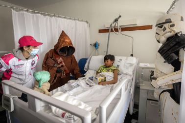 Fotos de la visita de los personajes de Star Wars a los pacientes de HUN con motivo de la campaña “La fuerza contra el cáncer”