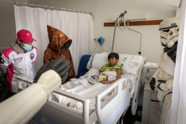 Fotos de la visita de los personajes de Star Wars a los pacientes de HUN con motivo de la campaña “La fuerza contra el cáncer”