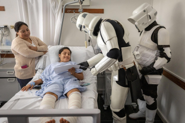 Fotos de la visita de los personajes de Star Wars a los pacientes de HUN con motivo de la campaña “La fuerza contra el cáncer”