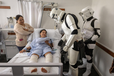Fotos de la visita de los personajes de Star Wars a los pacientes de HUN con motivo de la campaña “La fuerza contra el cáncer”
