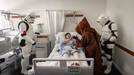 Fotos de la visita de los personajes de Star Wars a los pacientes de HUN con motivo de la campaña “La fuerza contra el cáncer”