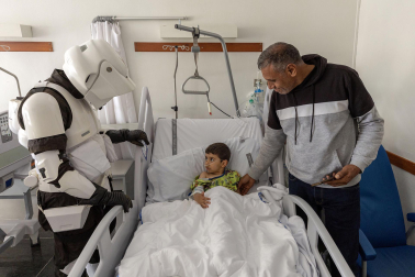 Fotos de la visita de los personajes de Star Wars a los pacientes de HUN con motivo de la campaña “La fuerza contra el cáncer”