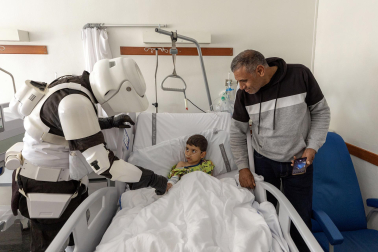 Fotos de la visita de los personajes de Star Wars a los pacientes de HUN con motivo de la campaña “La fuerza contra el cáncer”
