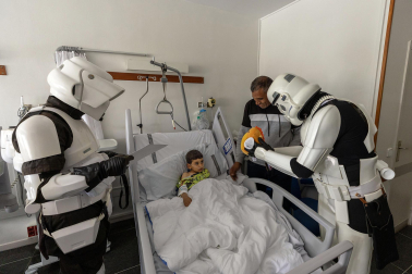 Fotos de la visita de los personajes de Star Wars a los pacientes de HUN con motivo de la campaña “La fuerza contra el cáncer”