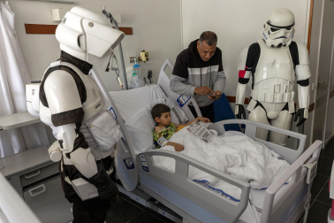 Fotos de la visita de los personajes de Star Wars a los pacientes de HUN con motivo de la campaña “La fuerza contra el cáncer”