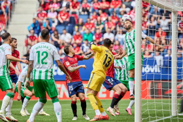 Fotos del Osasuna 0-2 Betis en El Sadar./