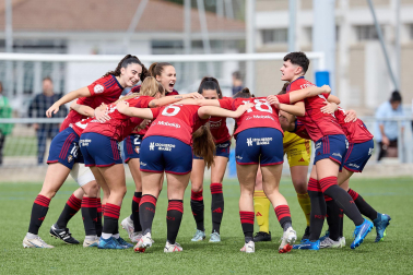 Fotos de la victoria y la permanencia del filial de Osasuna femenino./