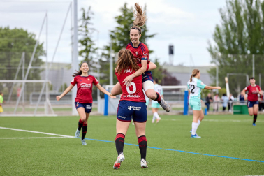 Fotos de la victoria y la permanencia del filial de Osasuna femenino./