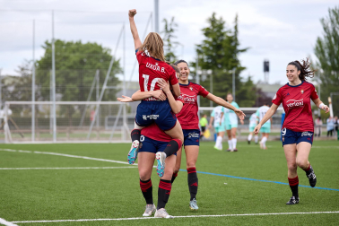 Fotos de la victoria y la permanencia del filial de Osasuna femenino./