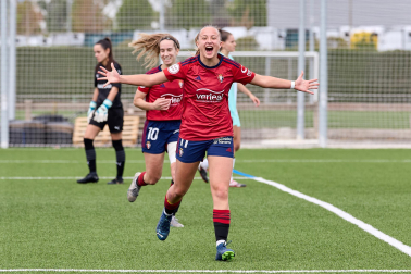 Fotos de la victoria y la permanencia del filial de Osasuna femenino./