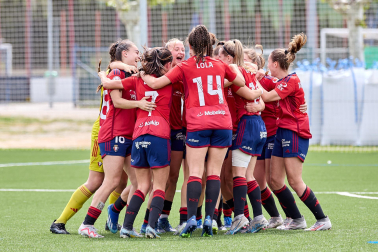 Fotos de la victoria y la permanencia del filial de Osasuna femenino./