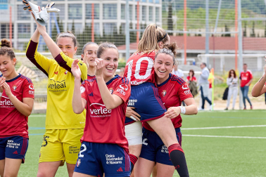 Fotos de la victoria y la permanencia del filial de Osasuna femenino./