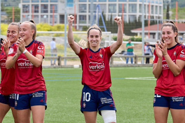 Fotos de la victoria y la permanencia del filial de Osasuna femenino./