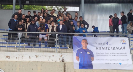 Anaitz Iragui, el segundo por la izquierda, rodeado por familiares y amigos en la grada de la Txantrea