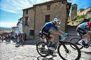 Las ciclistas participantes en la Navarra Women´s Elite Classic afrontan el tramo del Muro de Artajona