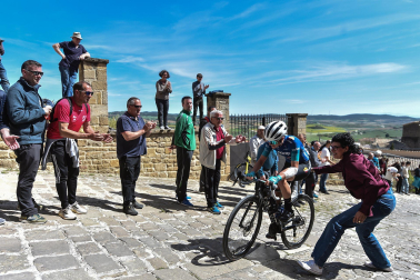 Las ciclistas participantes en la Navarra Women´s Elite Classic afrontan el tramo del Muro de Artajona