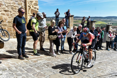 Las ciclistas participantes en la Navarra Women´s Elite Classic afrontan el tramo del Muro de Artajona