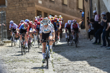 Las ciclistas participantes en la Navarra Women´s Elite Classic afrontan el tramo del Muro de Artajona