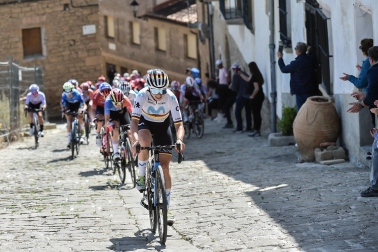 Las ciclistas participantes en la Navarra Women´s Elite Classic afrontan el tramo del Muro de Artajona
