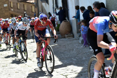Las ciclistas participantes en la Navarra Women´s Elite Classic afrontan el tramo del Muro de Artajona