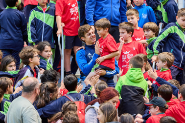 Xabi Huarte, ayer de nuevo con el primer equipo, levanta en brazos a su primo Asier Gallego
