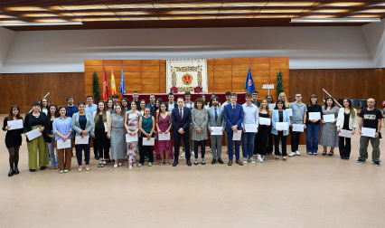 Estudiantes con los mejores expedientes de grado y máster posan con el rector, Ramón Gonzalo, y la vicerrectora Cristina Bayona (centro)