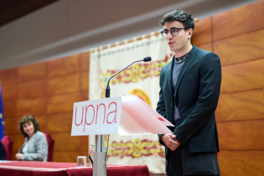Nicolás Magarín, mejor expediente en el grado en Psicología, durante su intervención en nombre de los estudiantes premiados