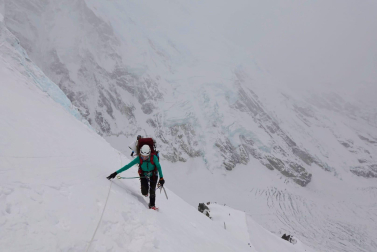 la pamplonesa Uxue Murolas, ascendiendo por las laderas del Kangchenjunga