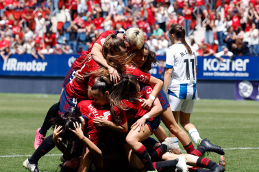 Fotos del partido de ida del playoff de ascenso entre Osasuna y Espanyol en El Sadar.