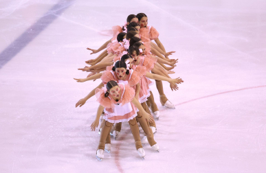 Las patinadores del Club Hielo Huarte, en un momento de su actuación